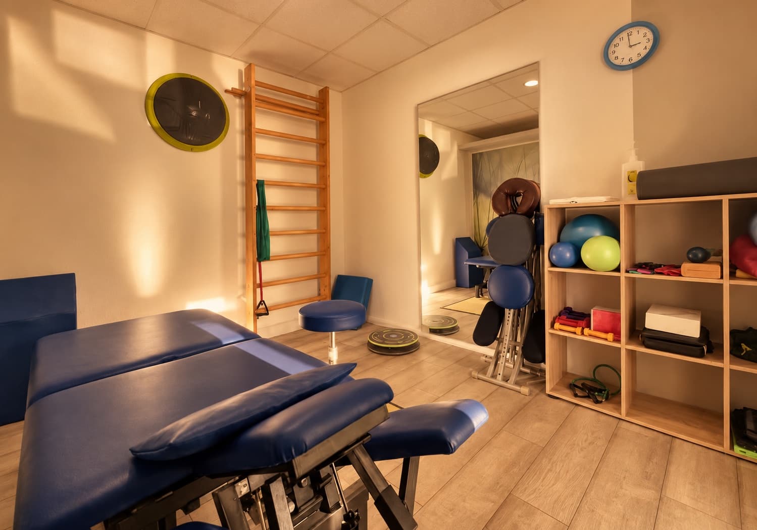 Behandlungsraum mit Therapieliege, Sprossenwand und Übungsmaterial