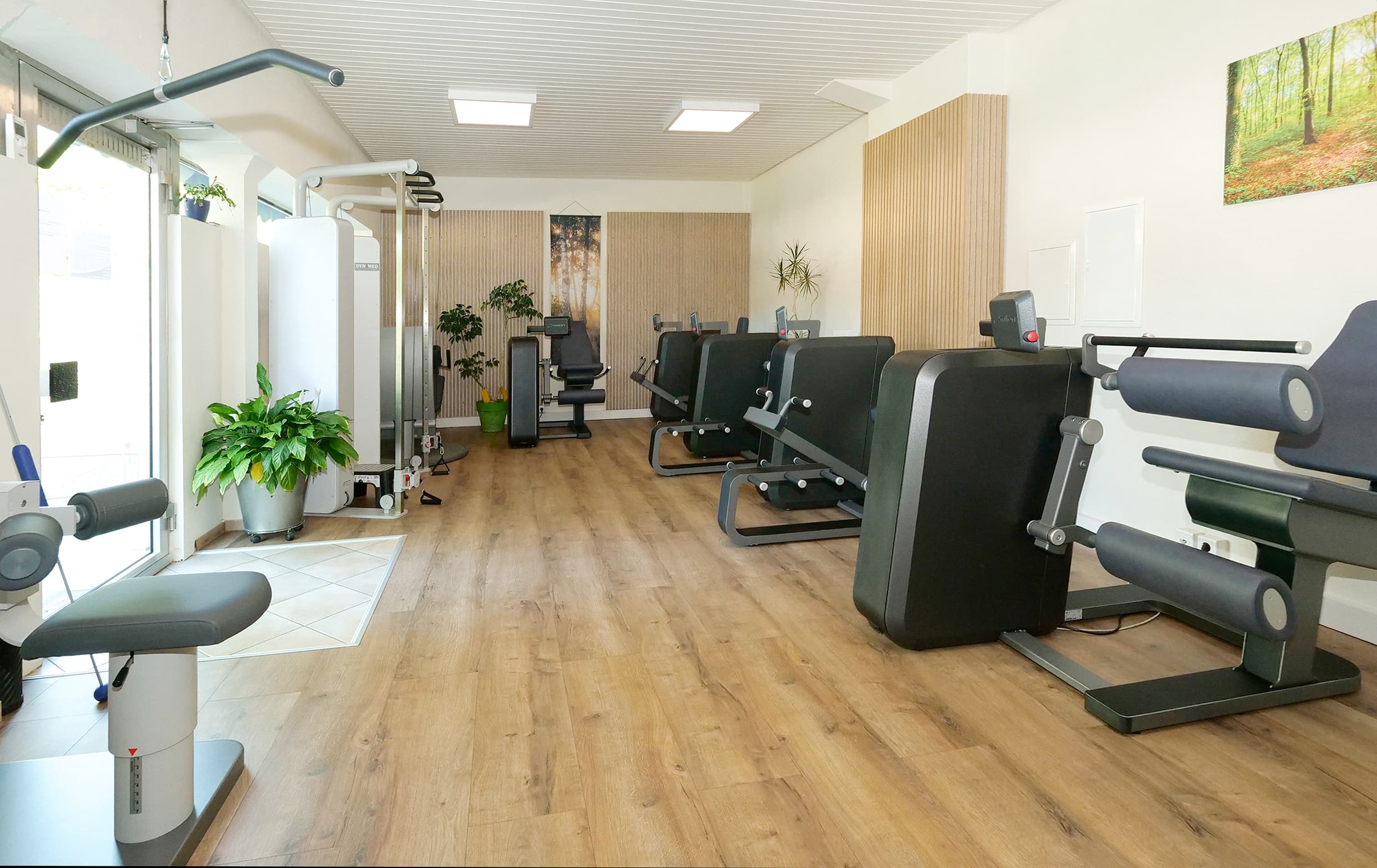 Blick in den Trainingsraum mit milon Geräten bei Physio-Fit Formum