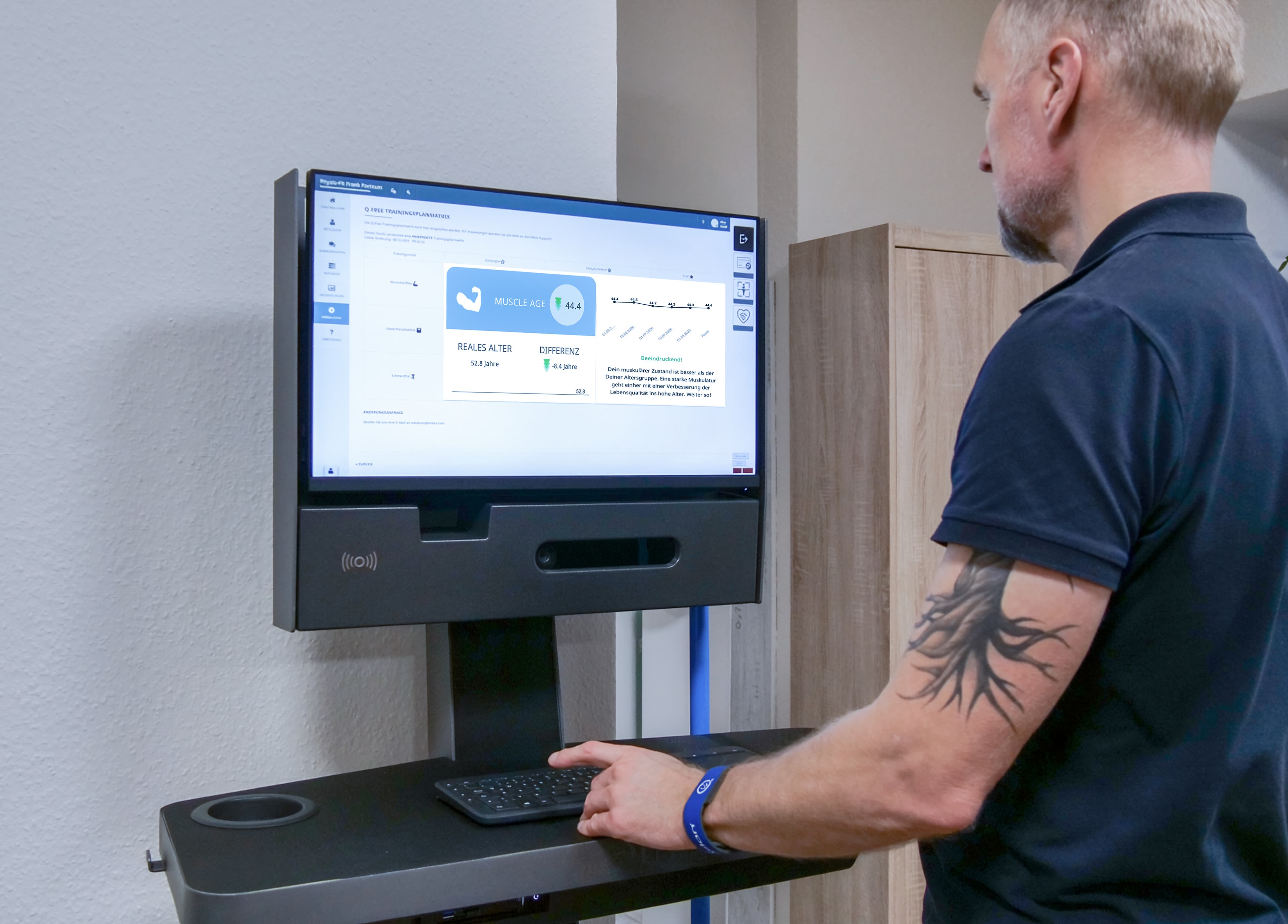 Auswertung des Trainingsverlaufs und des Muskelalters am milon Monitor